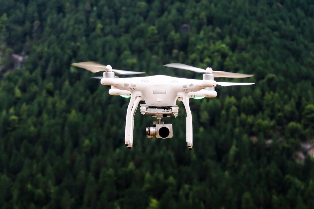 FPV-Drohnen im Unternehmenseinsatz: Warum cineastische Drohnenshots 2026 zum Standard werden
